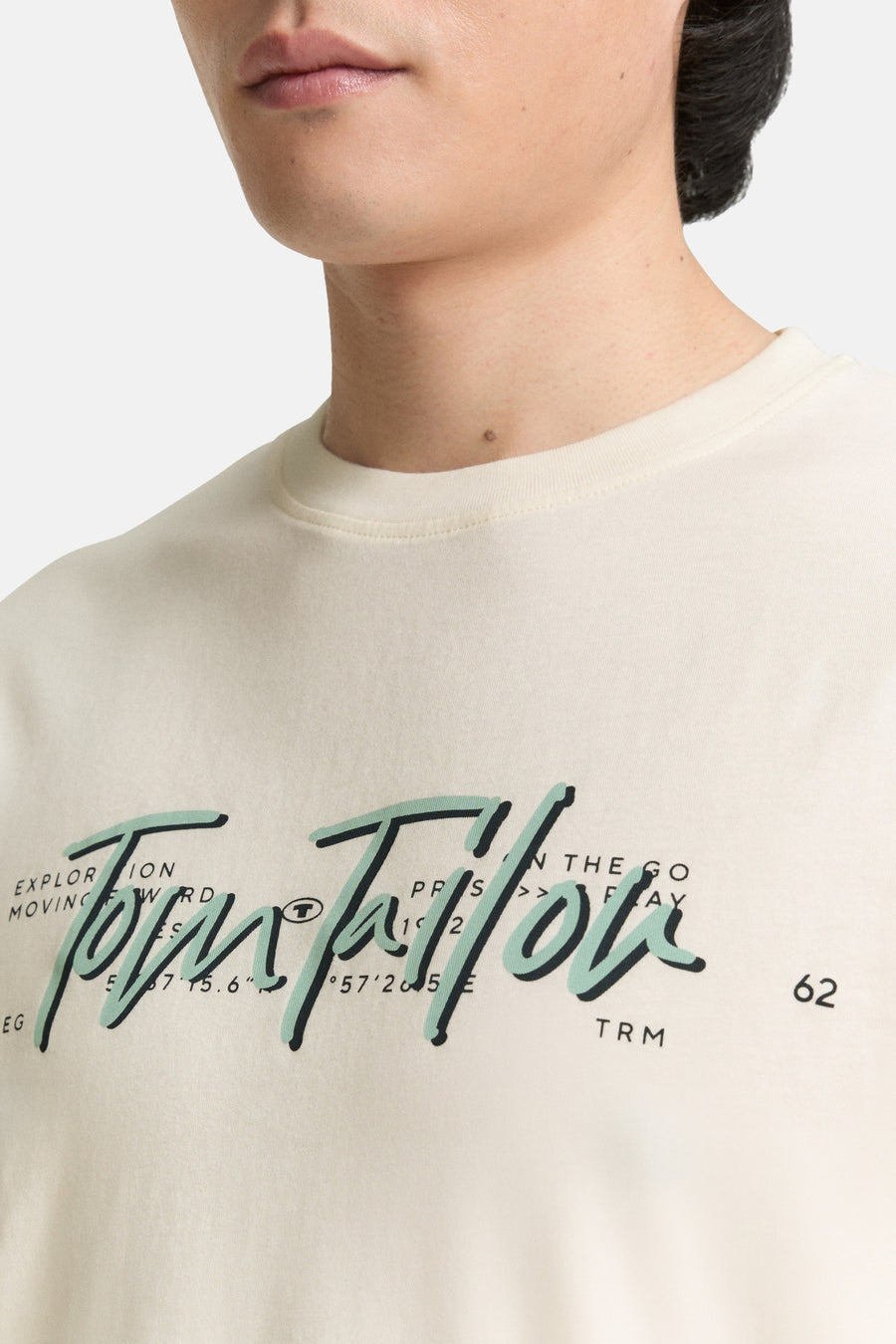 Wit T-shirt met korte mouwen van Tom Tailor, met een grafische print en de lippen van het model zichtbaar.