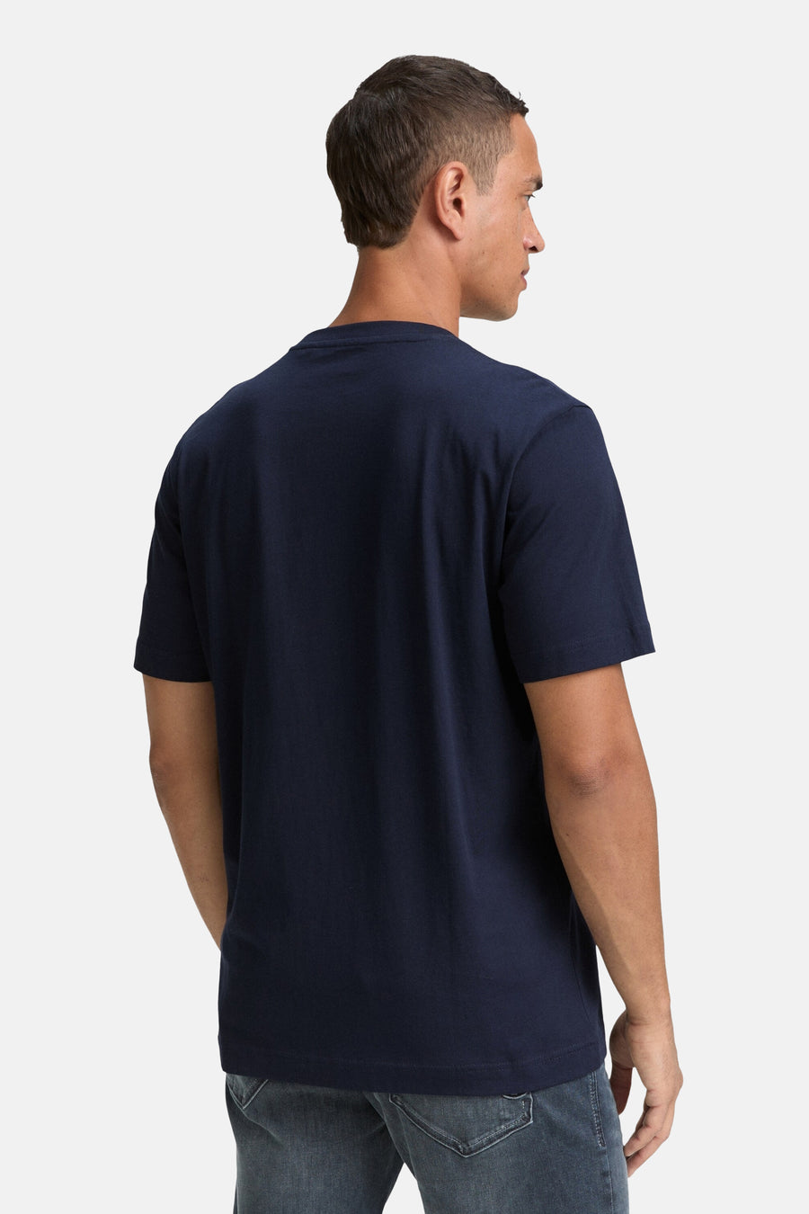 Marineblaues T-Shirt mit kurzen Ärmeln von Tom Tailor, Rückansicht, getragen mit einer lässigen Jeans.