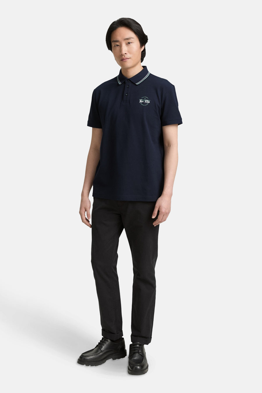Blauwe polo met korte mouwen van Tom Tailor, met geborduurd logo op de borst en gestreepte afwerking aan de kraag.