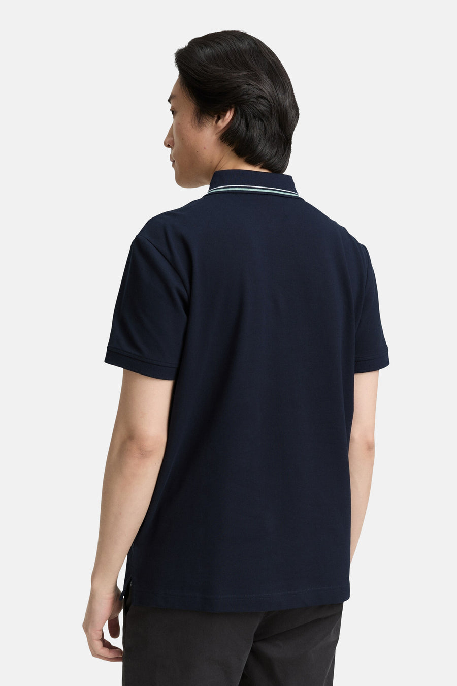Blauw poloshirt met korte mouwen van Tom Tailor, met witte en lichtgroene strepen op de kraag, achtergezicht.