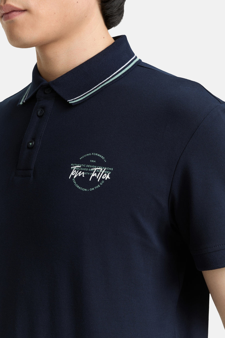 Donkerblauwe polo met korte mouwen van Tom Tailor met opdruk op de voorkant.
