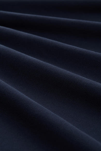 Blauwe polo met korte mouwen van Tom Tailor, met een fijne ribstructuur en zachte plooien.