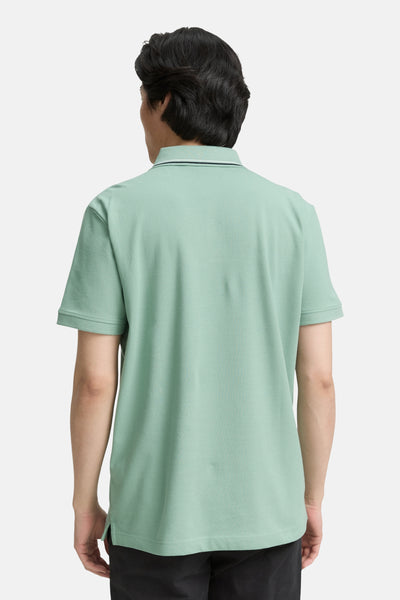 Polo à manches courtes vert de Tom Tailor, vue de dos, avec col contrasté et ourlet droit.