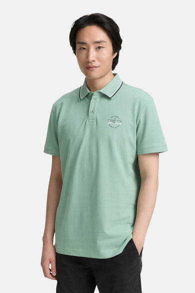 Polo à manches courtes vert de Tom Tailor, avec un col à rayures contrastées et un petit logo sur la poitrine.