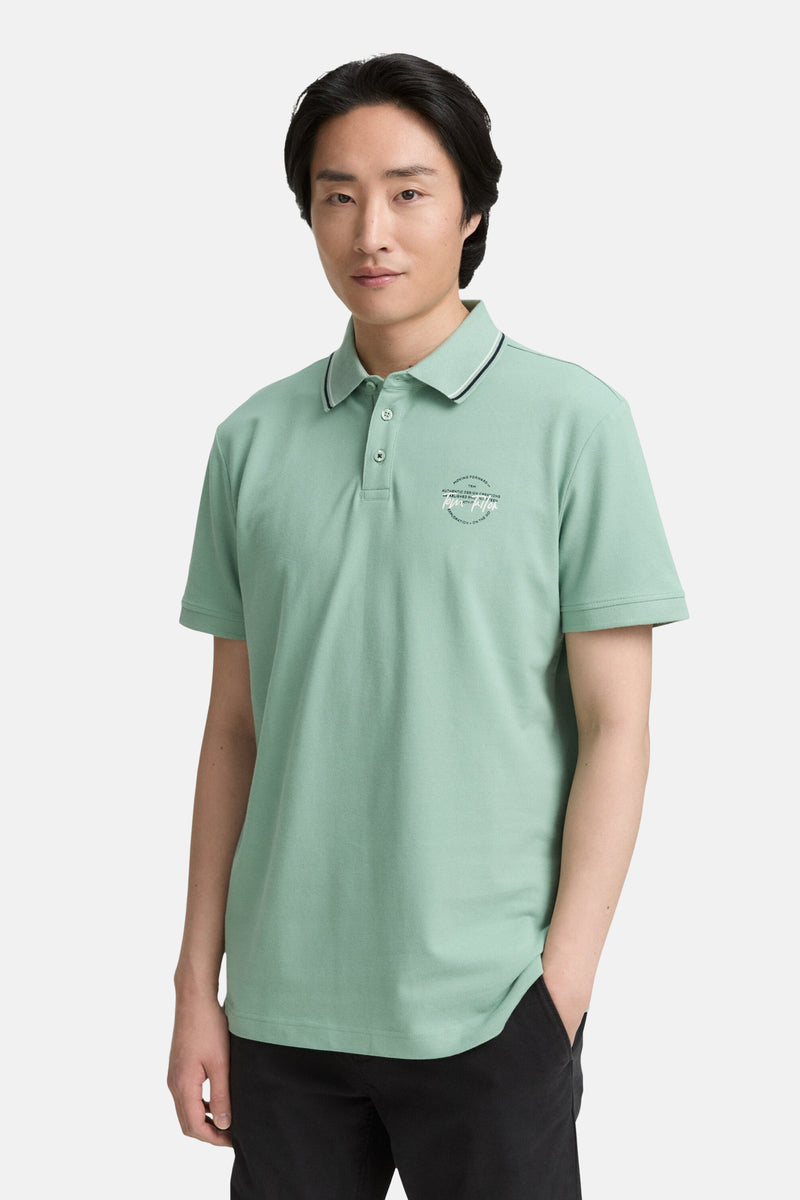 Polo à manches courtes vert de Tom Tailor, avec un col à rayures contrastées et un petit logo sur la poitrine.