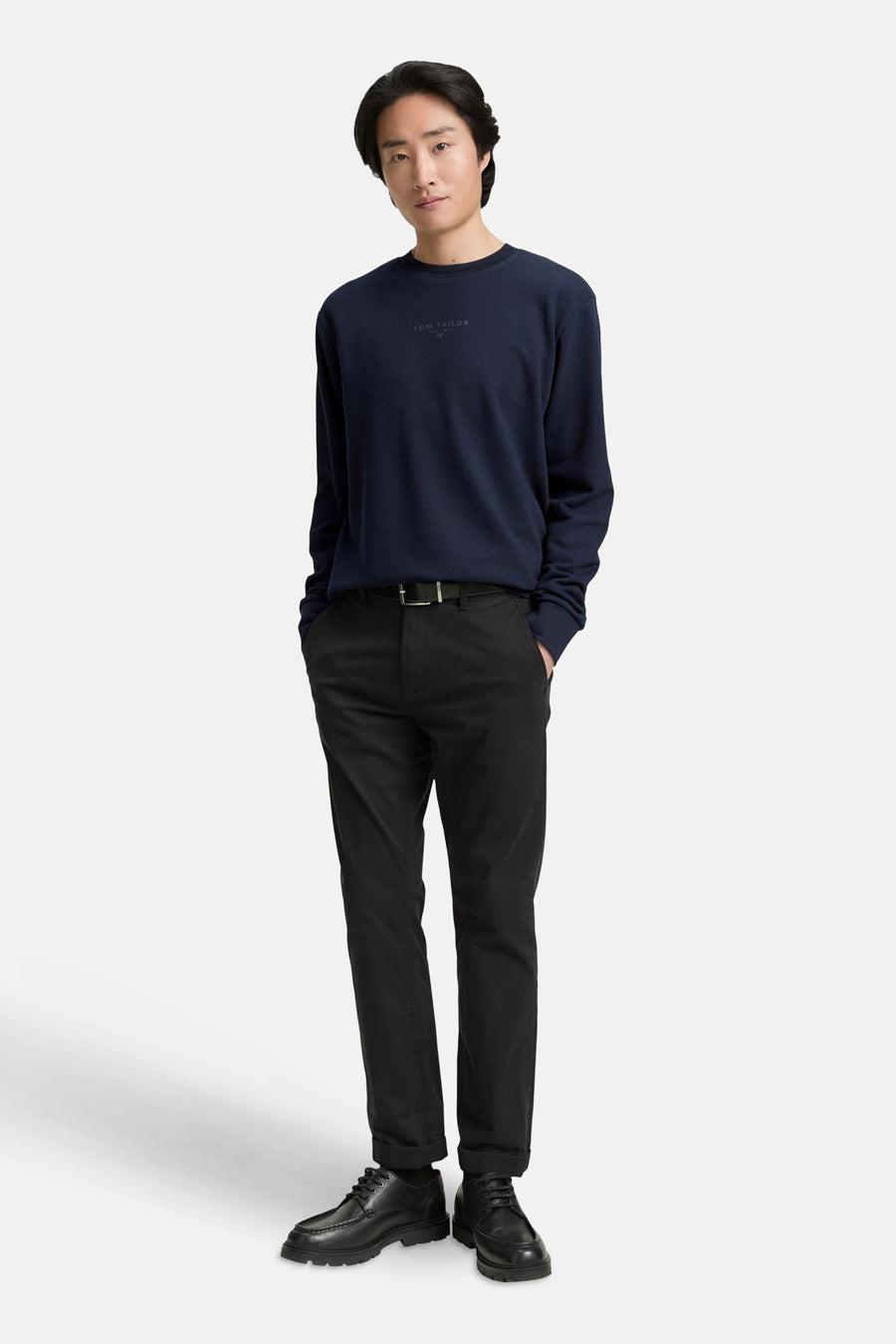Ronde hals trui blauw van Tom Tailor, gedragen met een zwarte broek en leren schoenen.