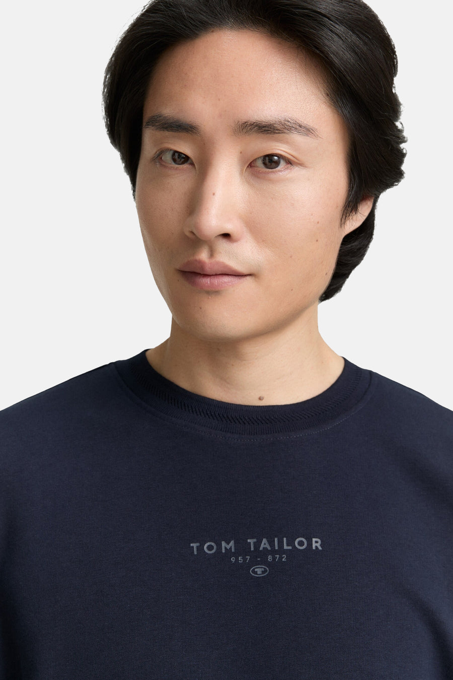 Blauwe rondehals trui van Tom Tailor, gedragen door een man op een witte achtergrond.
