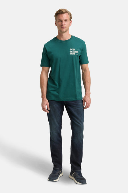 Groen T-shirt met korte mouwen van Tom Tailor, gedragen met een blauwe jeans en bijpassende sneakers.