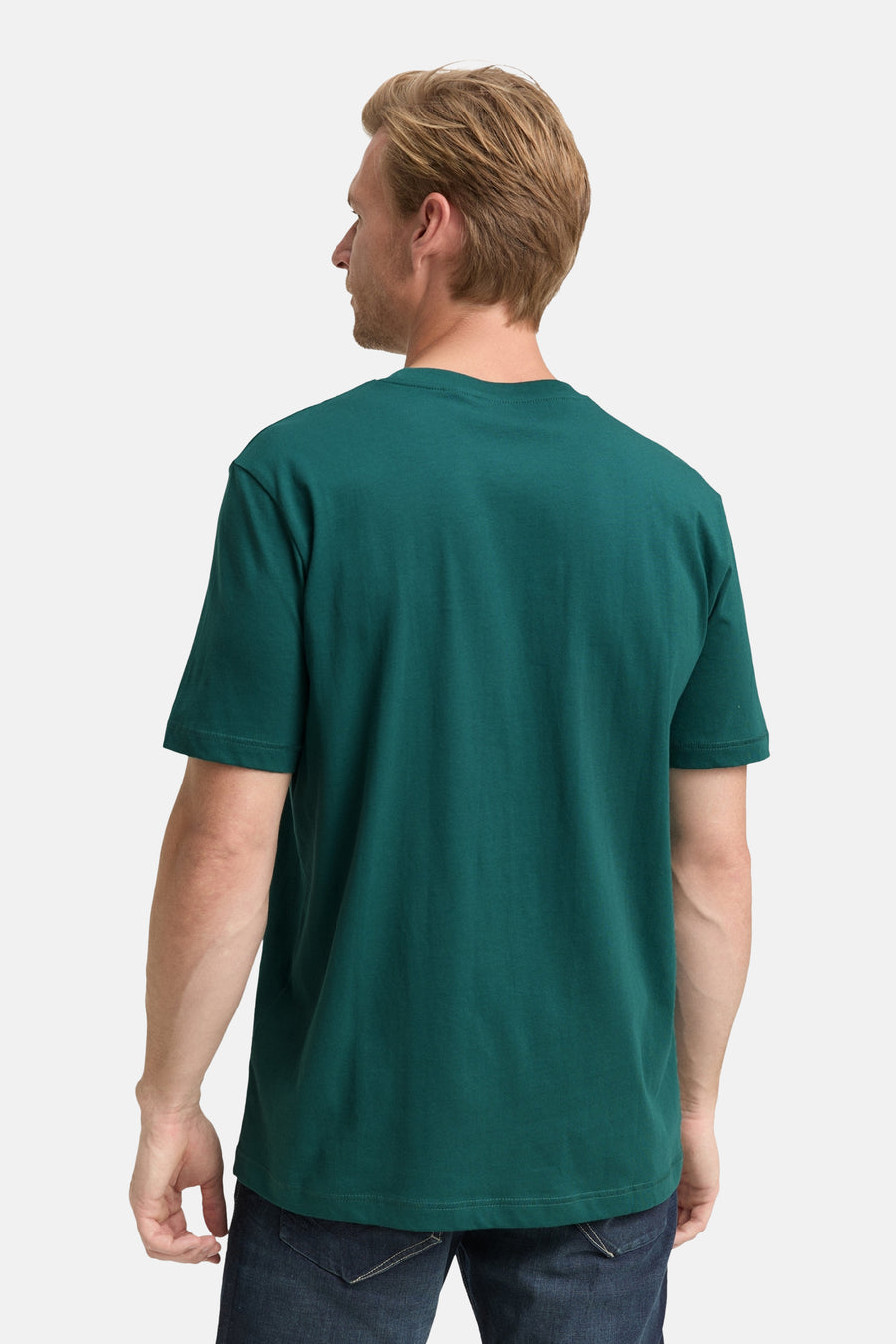 Groen T-shirt met korte mouwen van Tom Tailor, achterkant, gedragen met een spijkerbroek.