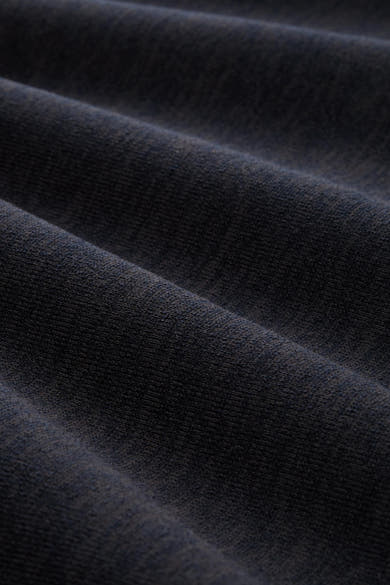 Polaire bleu marine de Tom Tailor, texture douce et drapée avec de subtiles variations de teinte.