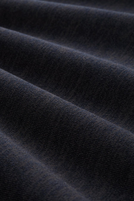 Polaire bleu marine de Tom Tailor, texture douce et drapée avec de subtiles variations de teinte.