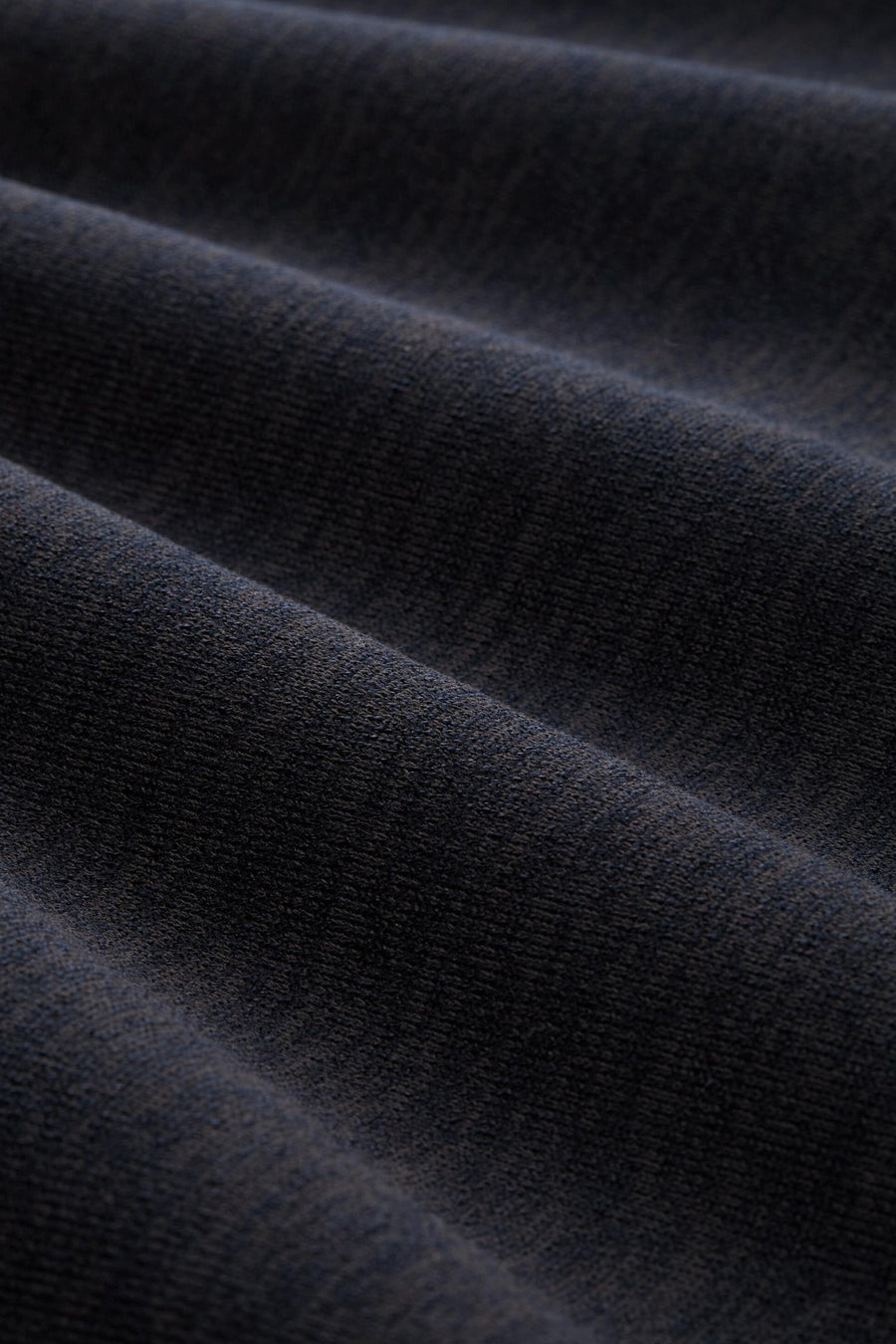 Polaire bleu marine de Tom Tailor, texture douce et drapée avec de subtiles variations de teinte.