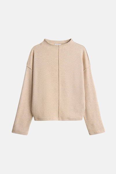 Pull à col rond beige de OPUS, coupe décontractée avec coutures verticales apparentes sur fond uni.