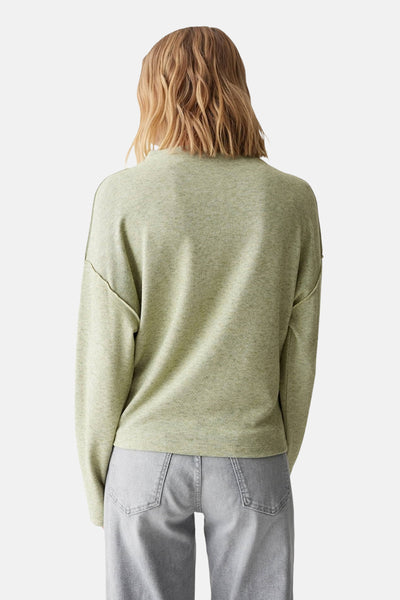 Pull à col rond vert par OPUS, en maille texturée, porté avec un jean gris, vue de dos.