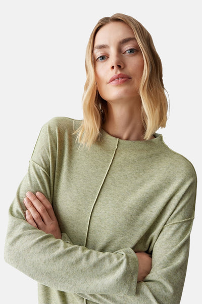 Pull à col rond vert de OPUS, manches longues, texture fine et coutures apparentes.