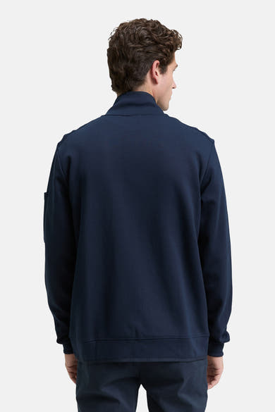 Blauwe jas van Tom Tailor, achterkant, met mouwzak en opstaande kraag.
