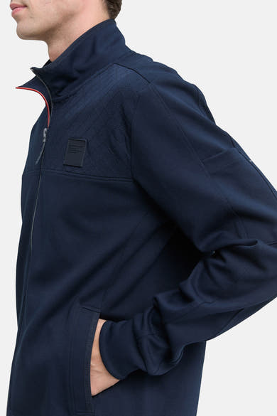 Donkerblauwe jas van Tom Tailor, met ruitvormige doorgestikte schouder en zijzak.