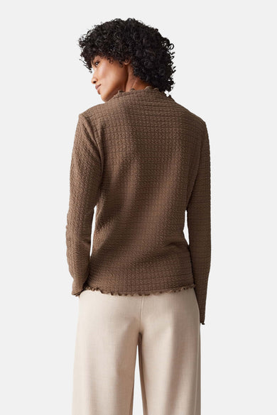 T-shirt à manches longues marron de OPUS, texture gaufrée, avec un pantalon beige.