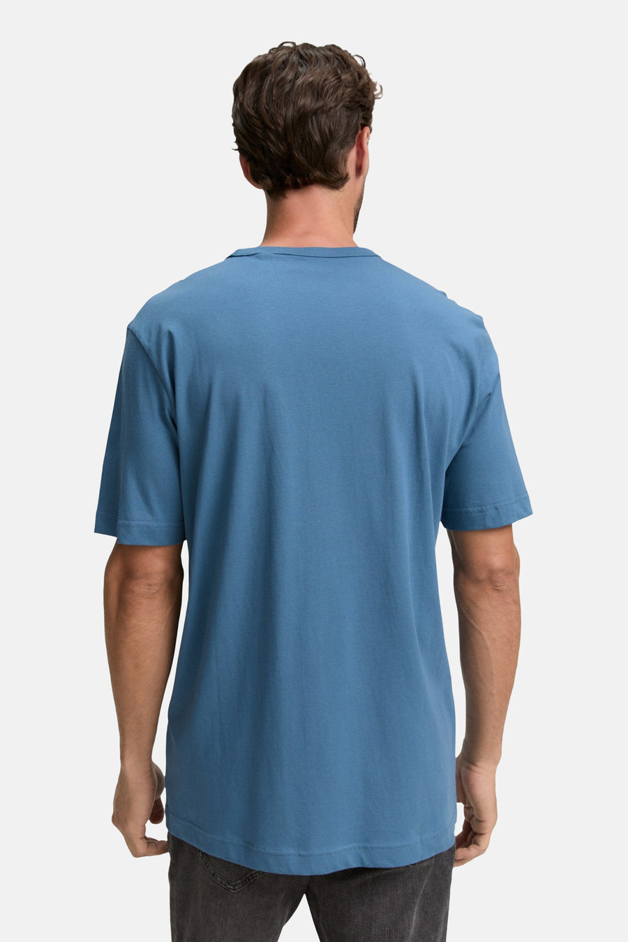 Blauw T-shirt met korte mouwen van Tom Tailor, van achteren gezien, gedragen met een donkere broek.