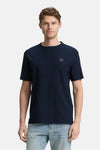 Blauw T-shirt met korte mouwen van Tom Tailor, met een klein vierkant logo, gedragen met een lichte spijkerbroek.