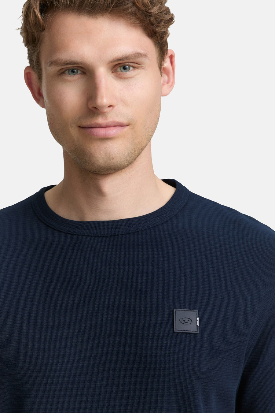 Blauw T-shirt met korte mouwen van Tom Tailor, van wafelbreiwerk, met embleem op de borst.