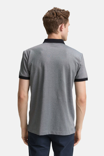 Blauw poloshirt met korte mouwen van Tom Tailor, met zwarte afwerkingen aan de kraag en mouwen, van achteren gezien.