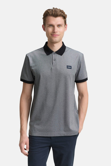 Blauwe polo met korte mouwen van Tom Tailor, met zwarte kraag en mouwboorden.