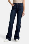 Tom Tailor donkerblauwe bootcut jeans, gedragen met witte sneakers.