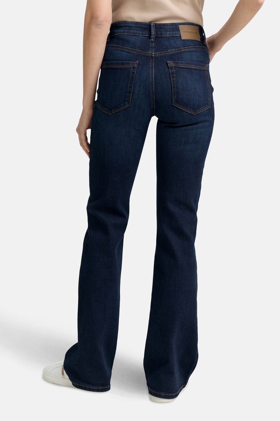 Tom Tailor donkerblauwe bootcut jeans van denim, met achterzakken en licht uitlopende zomen.
