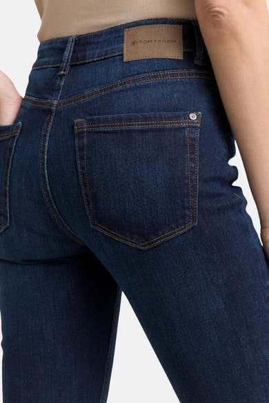 Tom Tailor donkerblauwe bootcut jeans van denim, met contrasterende stiksels en een logopatch aan de achterkant.