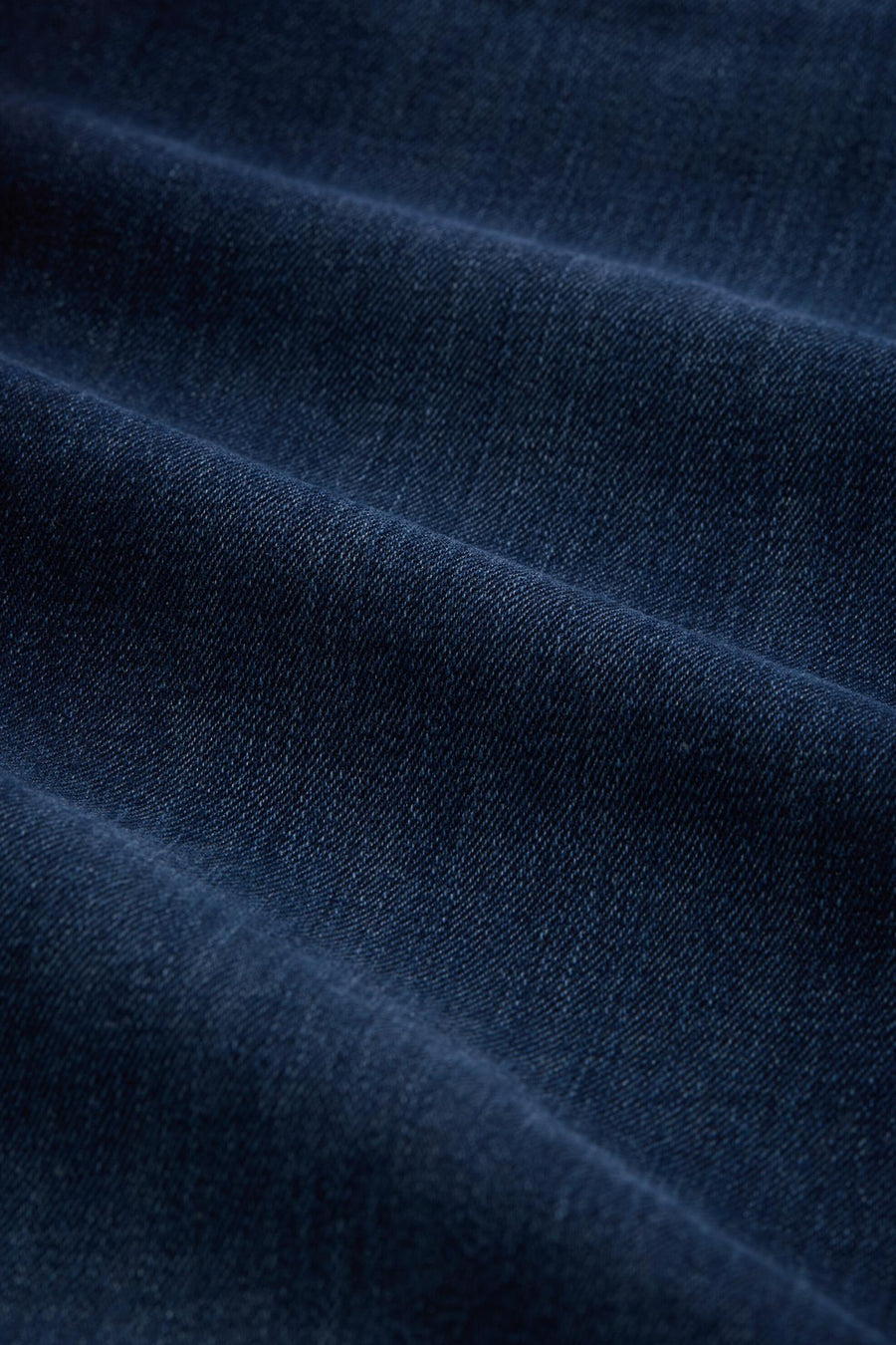 Tom Tailor bootcut jeans in donkerblauw denim, met een zichtbare kreuktextuur.