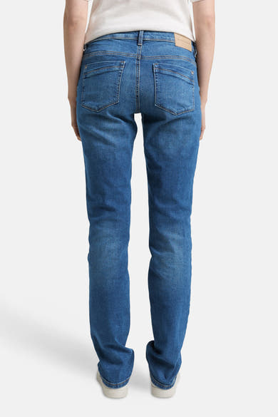 Jean droit en denim bleu moyen de Tom Tailor, vue de dos, avec poches arrière et ourlets roulottés.