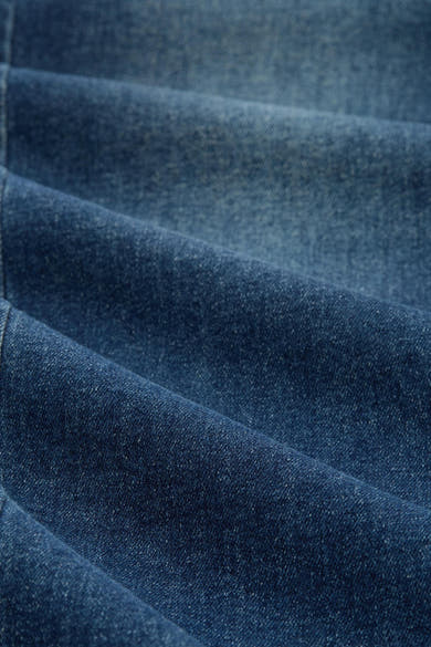 Rechte spijkerbroek in middinblauw denim van Tom Tailor, met een geplooide textuur en een subtiele wassing.