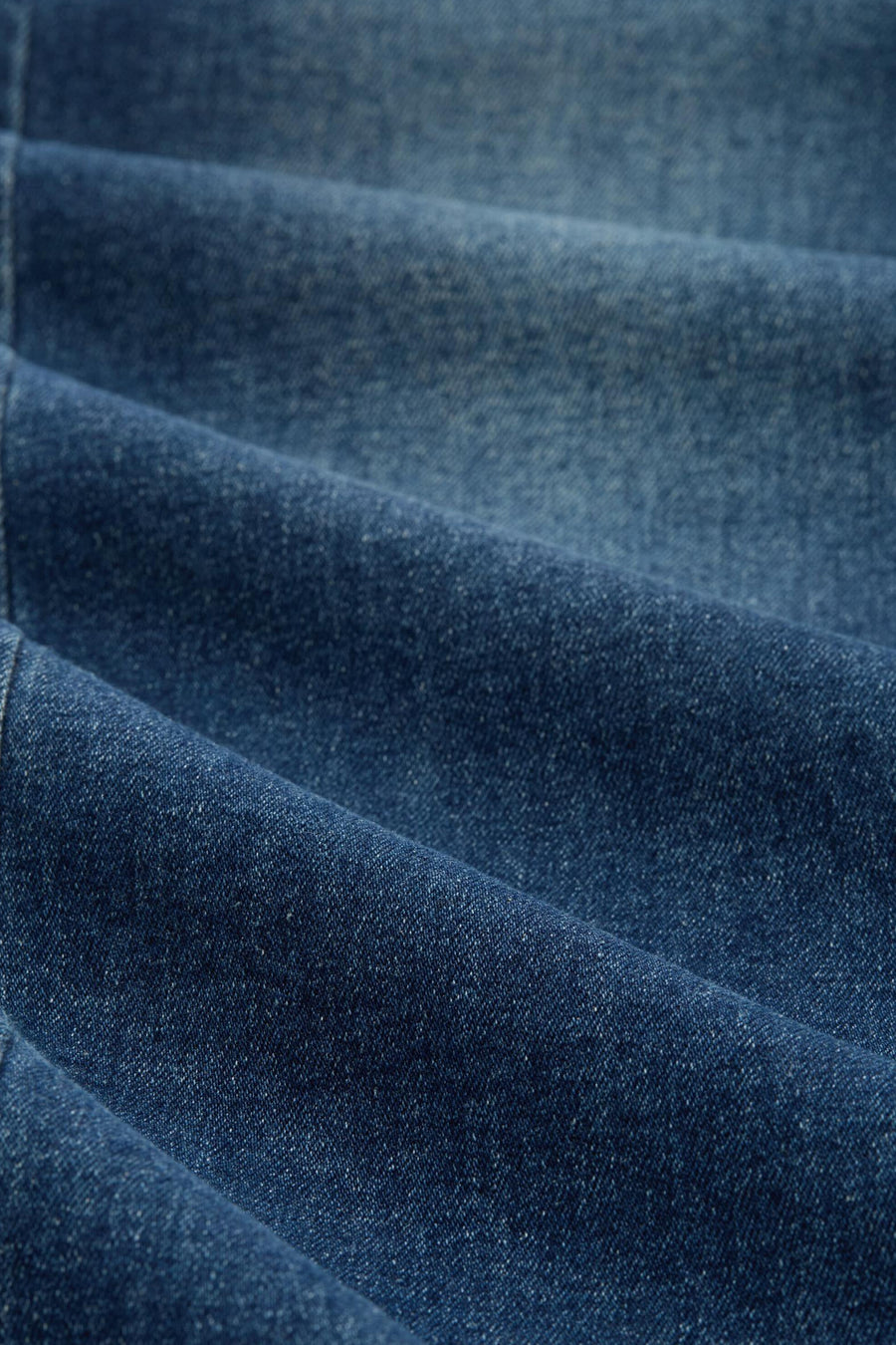 Rechte spijkerbroek in middinblauw denim van Tom Tailor, met een geplooide textuur en een subtiele wassing.
