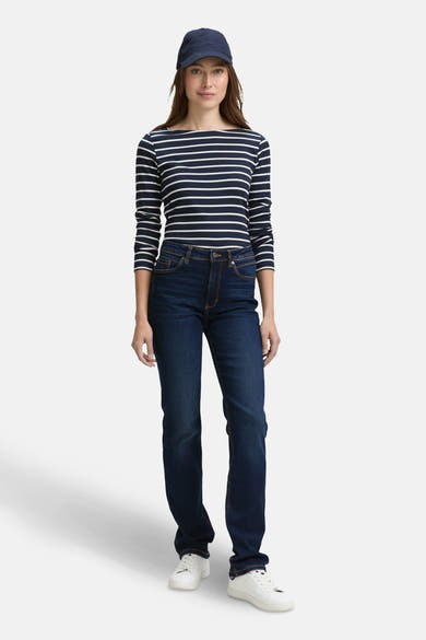Jean droit en denim bleu foncé de Tom Tailor, porté avec un t-shirt rayé et des baskets blanches.