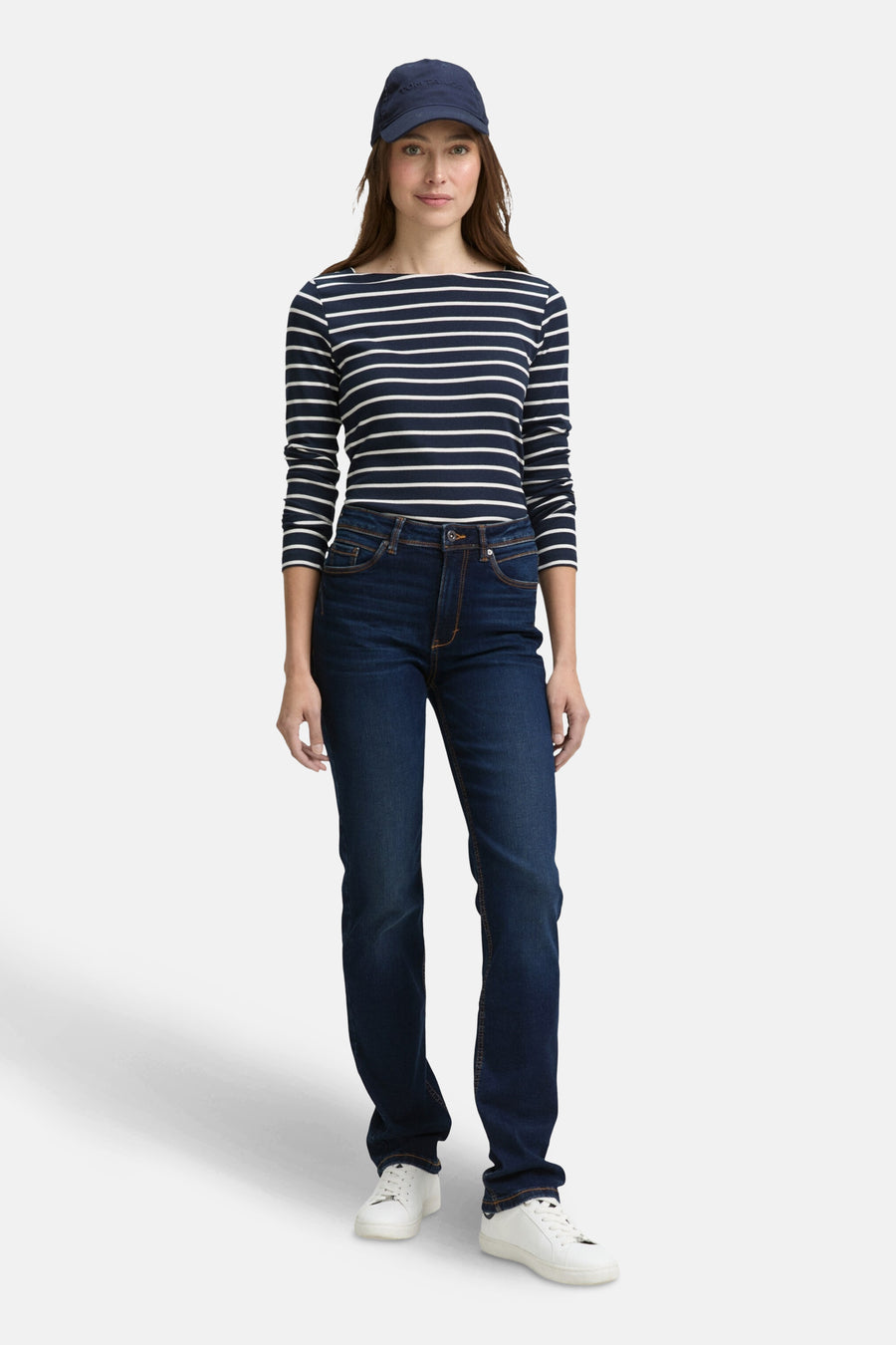 Jean droit en denim bleu foncé de Tom Tailor, porté avec un t-shirt rayé et des baskets blanches.