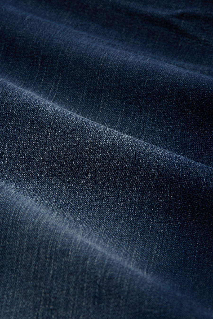 Jean droit en denim bleu foncé par Tom Tailor, avec une texture plissée.
