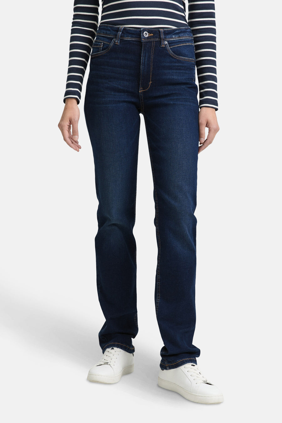 Jean droit en denim bleu foncé de Tom Tailor, porté avec un t-shirt rayé et des baskets blanches.