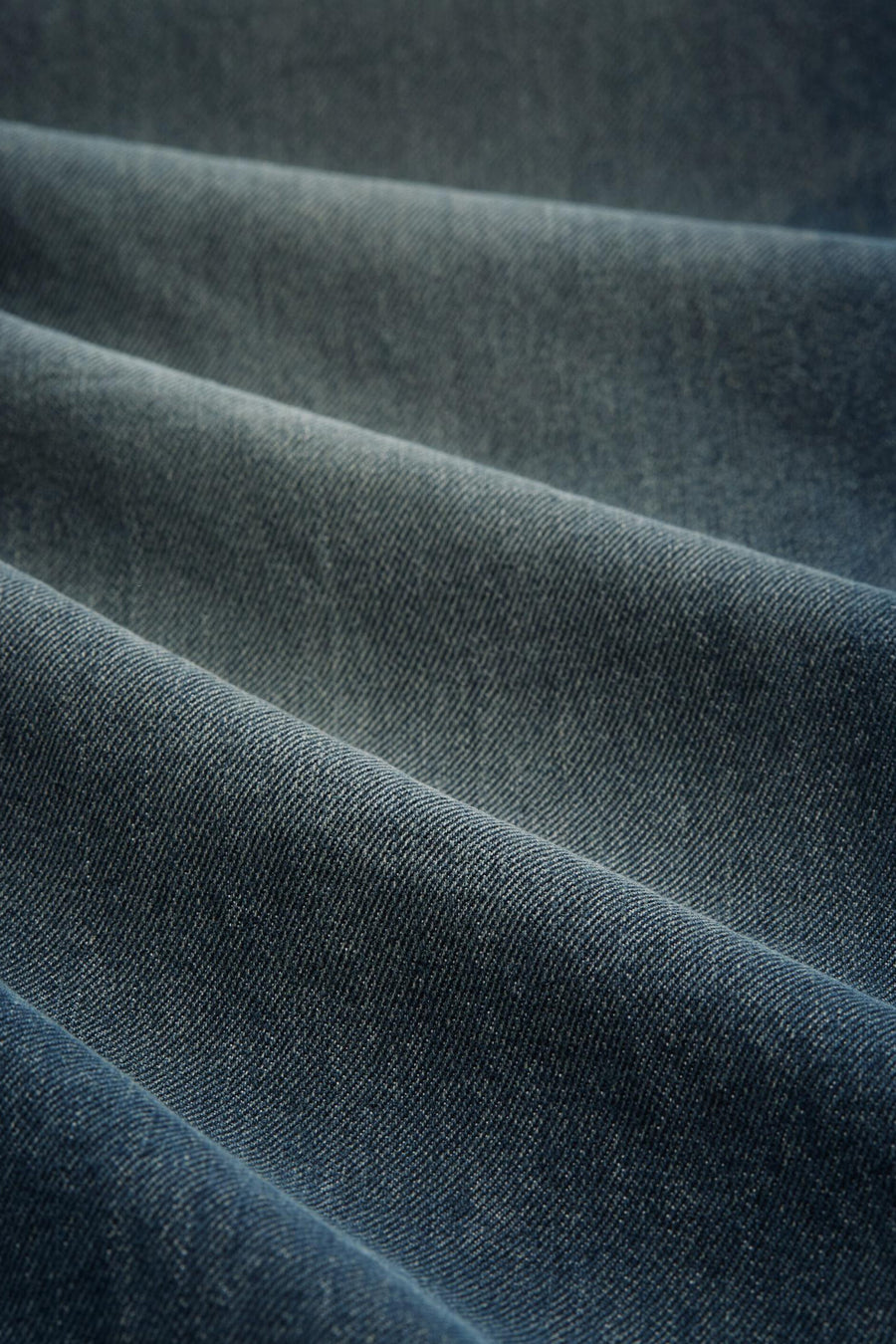 Tom Tailor middendonkerblauwe spijkerbroek met een gekreukelde textuur.