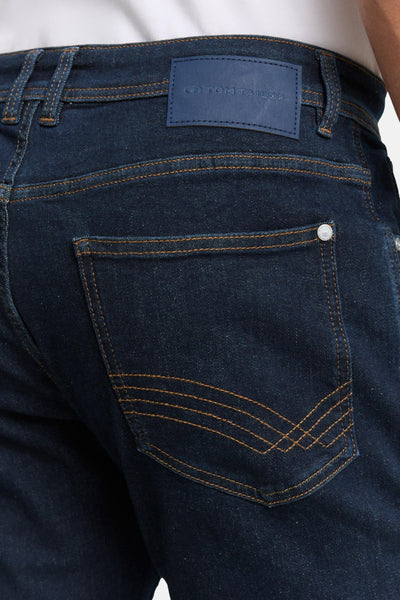Jean slim en denim bleu foncé de Tom Tailor, poche arrière avec surpiqûres décoratives.
