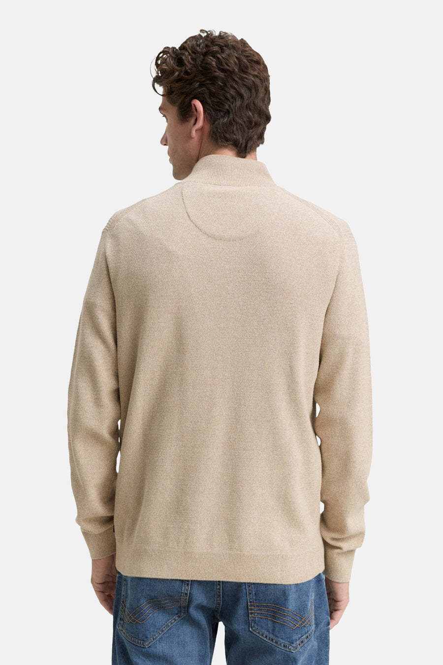 Beige trui met ronde hals van Tom Tailor, gebreide textuur, gedragen met een blauwe jeans, achterzicht.