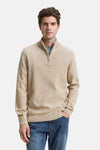 Beige ronde hals trui van Tom Tailor, met ritssluiting en gedragen over een grijs gestreept T-shirt en een blauwe jeans.