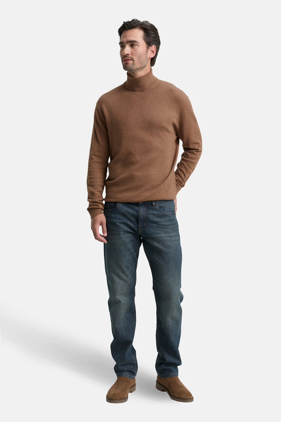 Bruine trui met col van Tom Tailor, gedragen met een blauwe spijkerbroek en bruine schoenen.