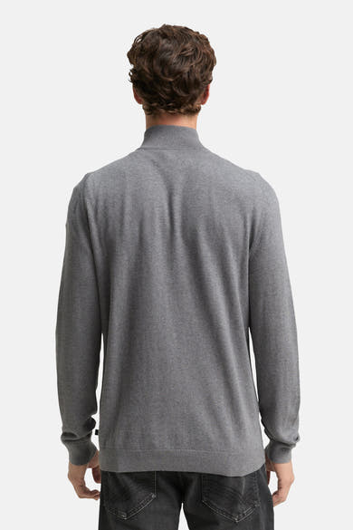 Pull col roulé gris de Tom Tailor, vue de dos, porté avec un pantalon noir.