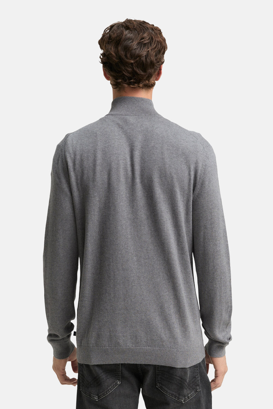 Pull col roulé gris de Tom Tailor, vue de dos, porté avec un pantalon noir.