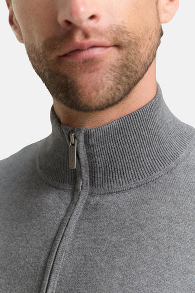 Grijze coltrui van gebreid materiaal van Tom Tailor, ritssluitingdetail en breiseltextuur.