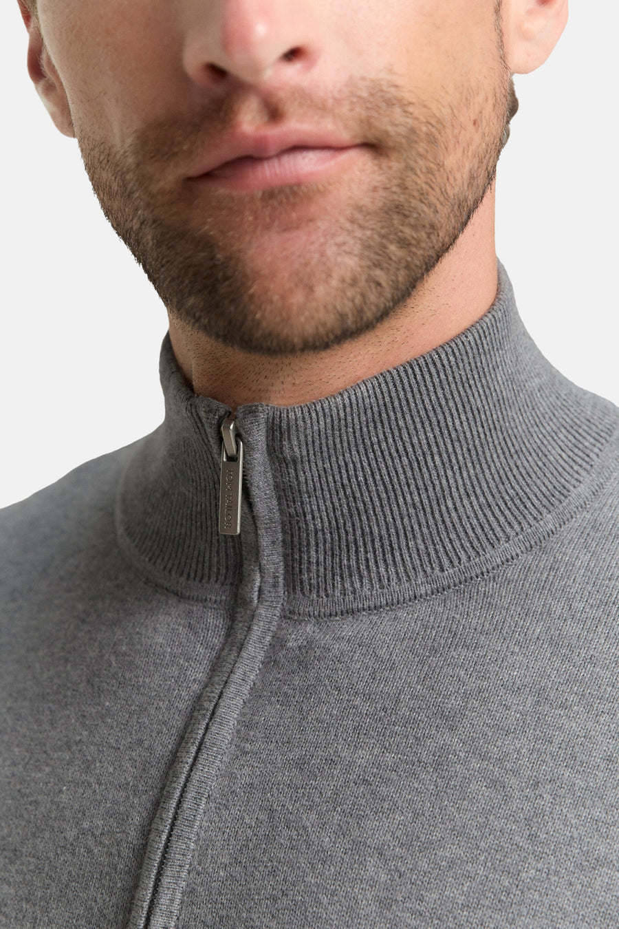 Grijze coltrui van gebreid materiaal van Tom Tailor, ritssluitingdetail en breiseltextuur.