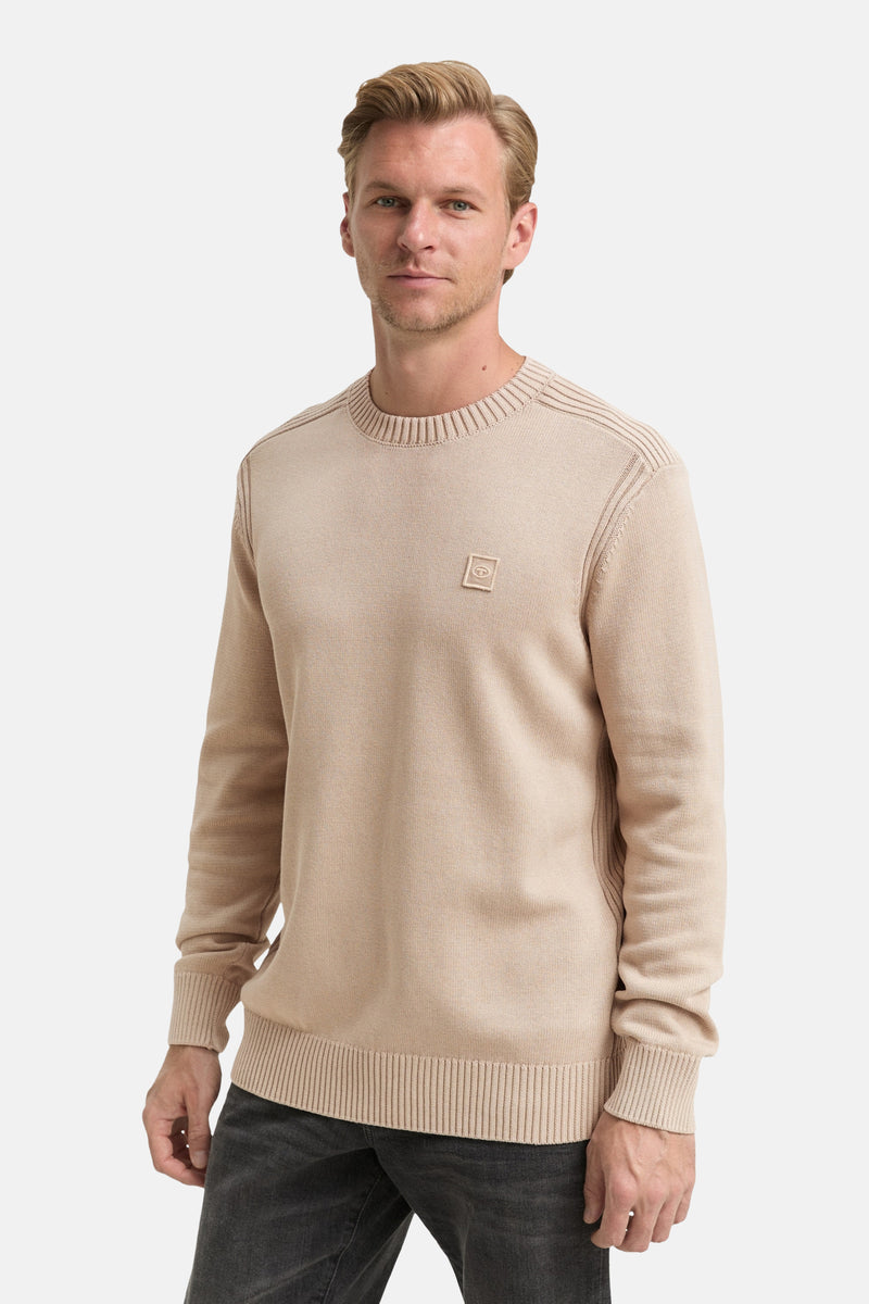 Beige ronde hals trui van Tom Tailor, met een vierkant logo op de borst.