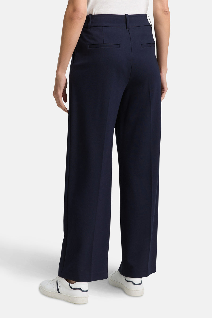 Blauwe Tom Tailor pantalon, wijde pasvorm met achterzakken, gedragen met witte sneakers.