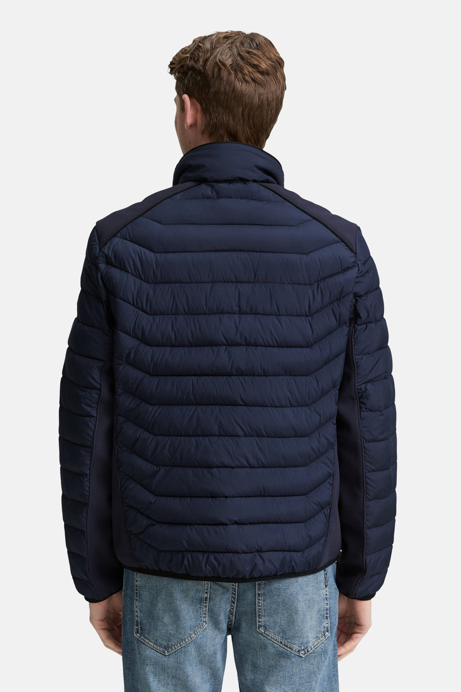 Veste courte bleue par Tom Tailor, avec une texture matelassée et un col montant, vue de dos.